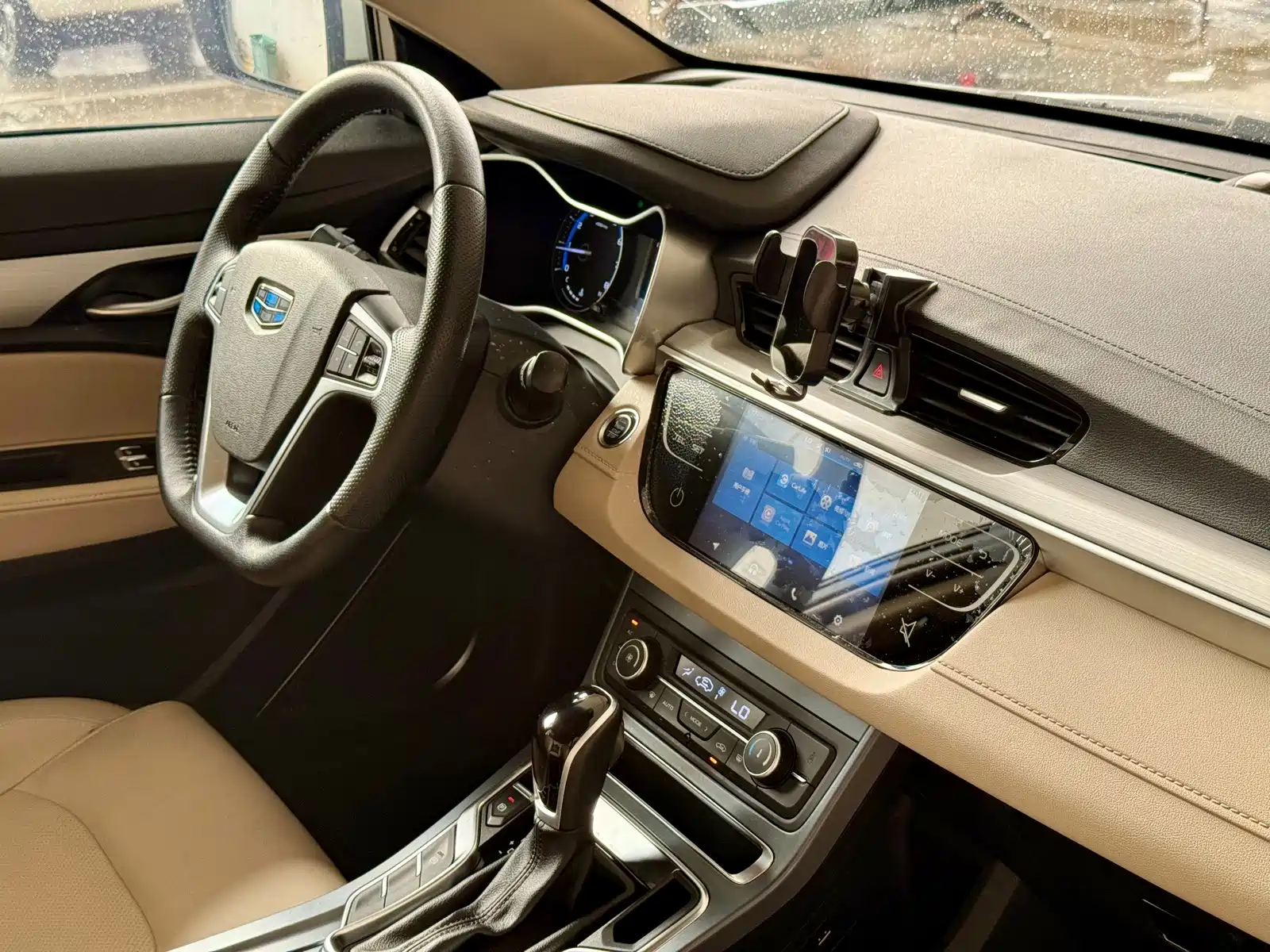 Фото 8 - Geely Emgrand