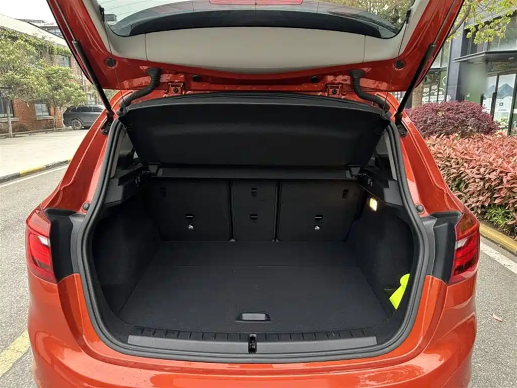 BMW 2 Series Touring 2019 218i Leading фото 10