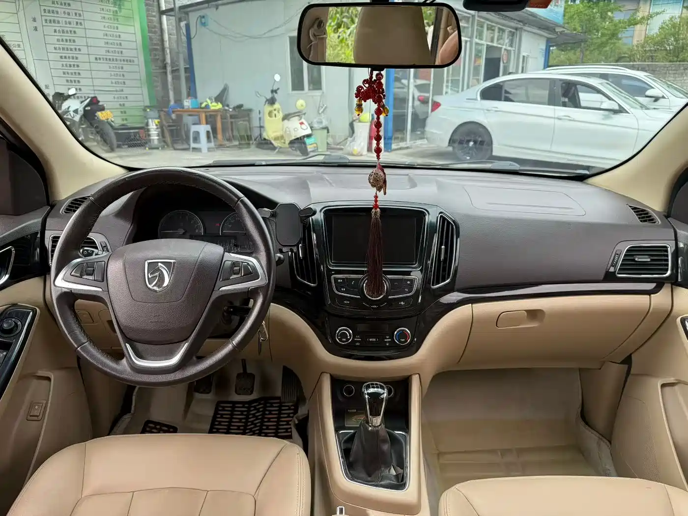 Baojun 730 2015 2014 1.5L Manual Luxury Navigation ESP Edition 7-Seater
