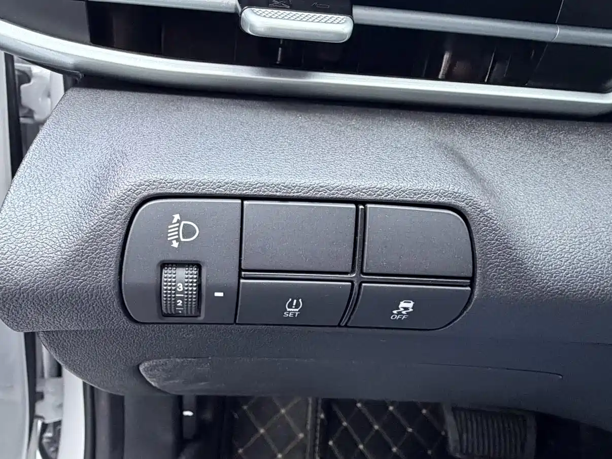 Hyundai Elantra 2023 Model 1.5L CVT LUX Premium Edition фото 16