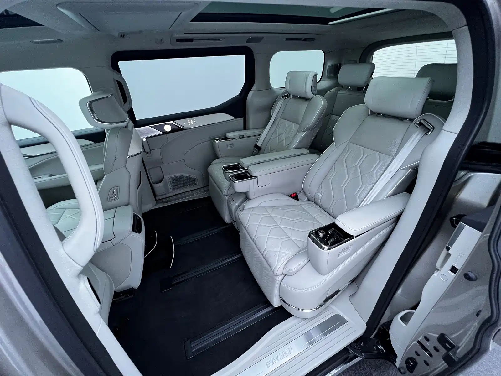 Фото 31 - Volvo EM90