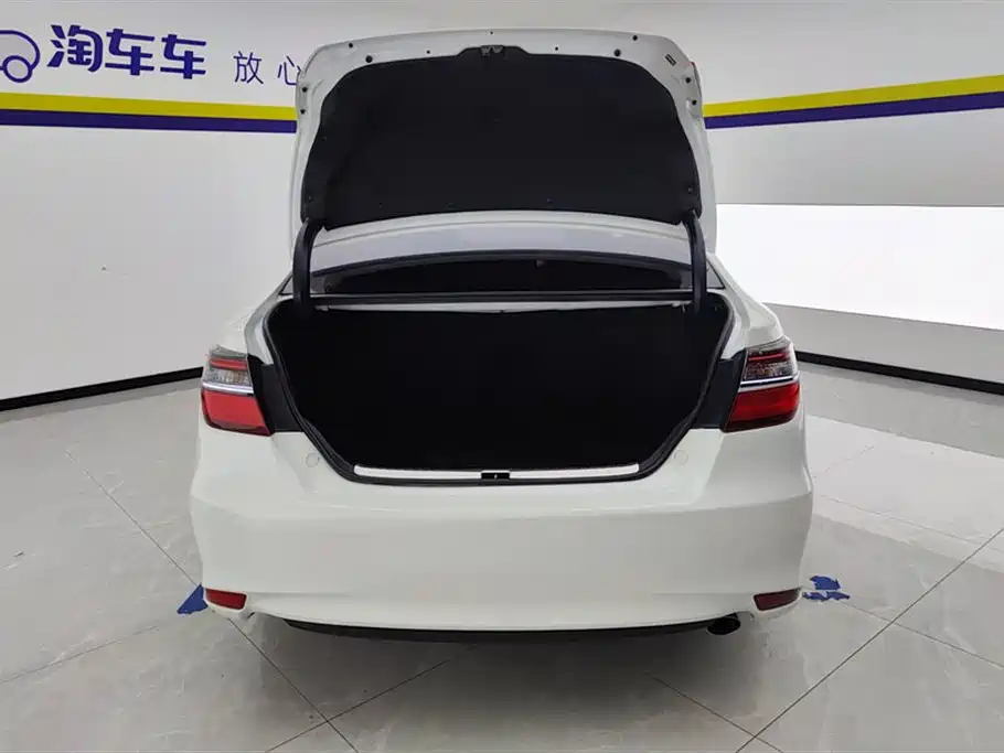 Toyota Camry 2016 2.0G 10th Anniversary Leading Edition фото 4