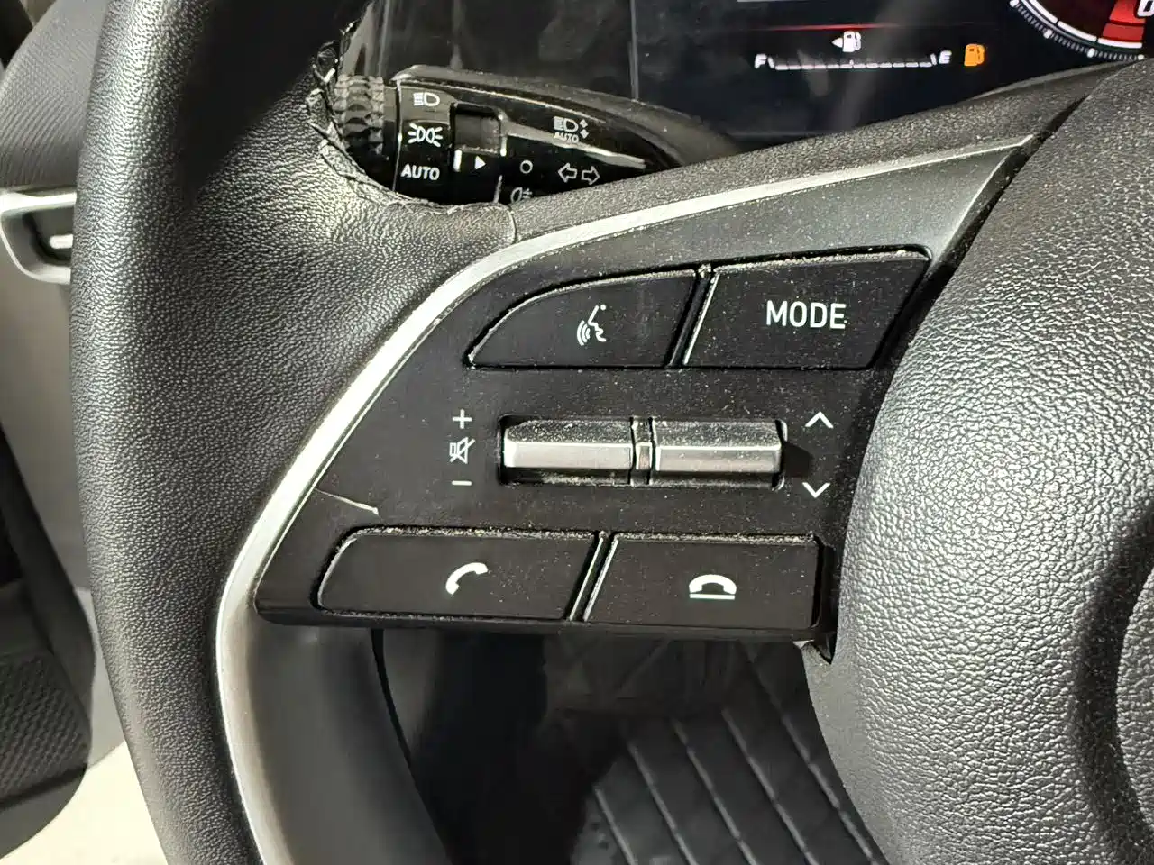 Hyundai Elantra 2022 1.5L CVT LUX Premium Edition фото 11