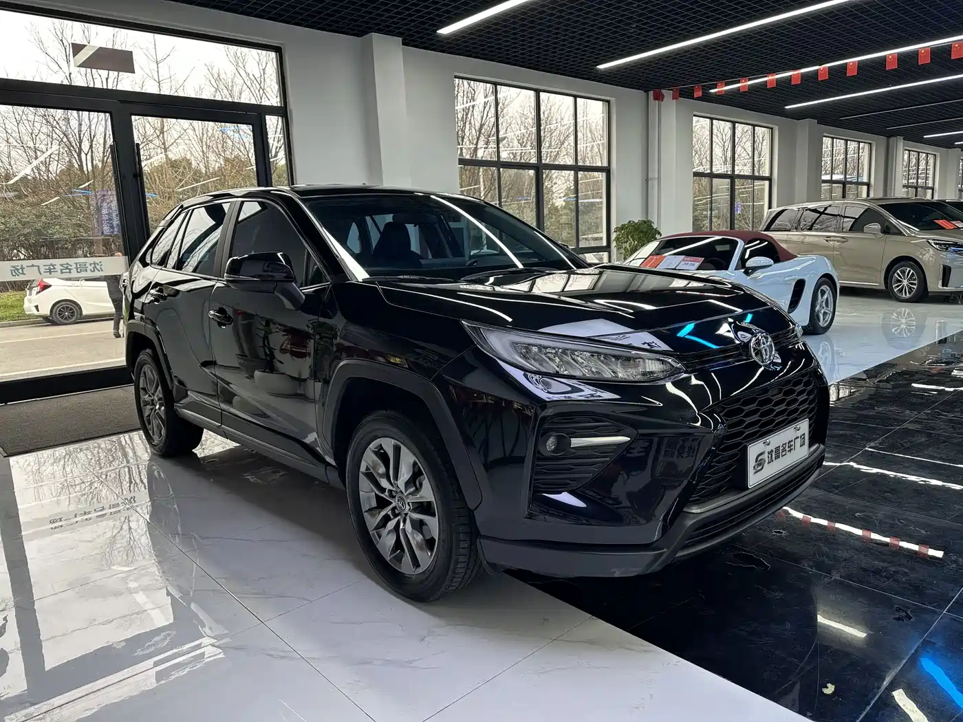 Toyota Wildlander 2023 2.0L CVT FWD LE фото 3