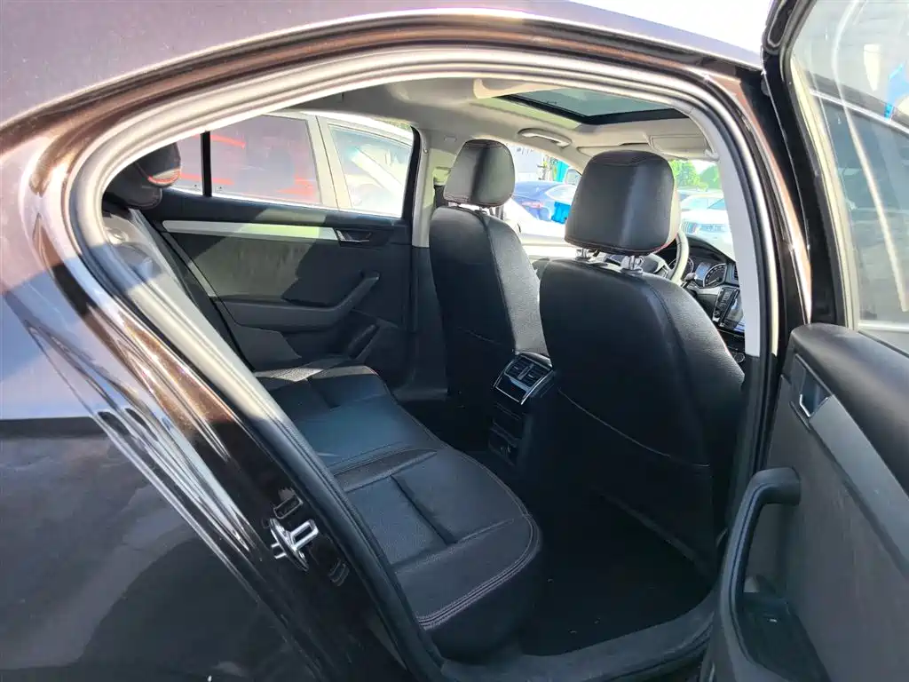 Škoda Superb 2016 TSI280 DSG Advance Edition фото 8