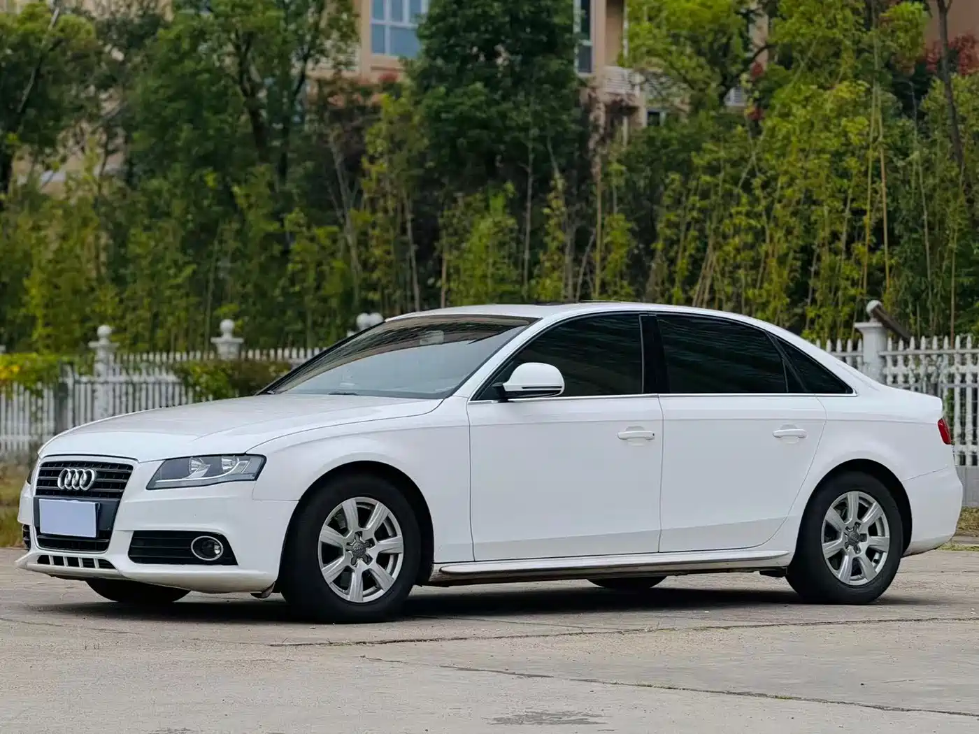 Photo 1 - Audi A4L