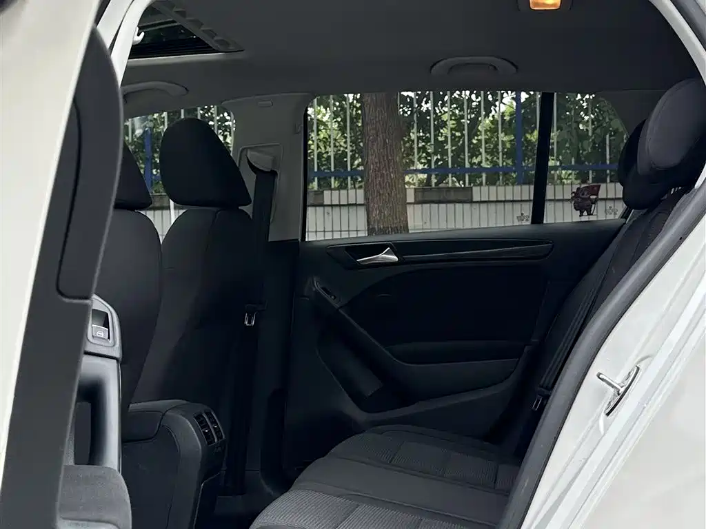 Volkswagen Golf 2012 1.6 Automatic Comfort Type фото 10