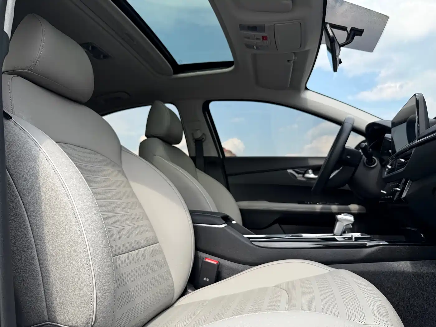 Kia K3 2023 Model 1.5L CVT Luxury Edition фото 16
