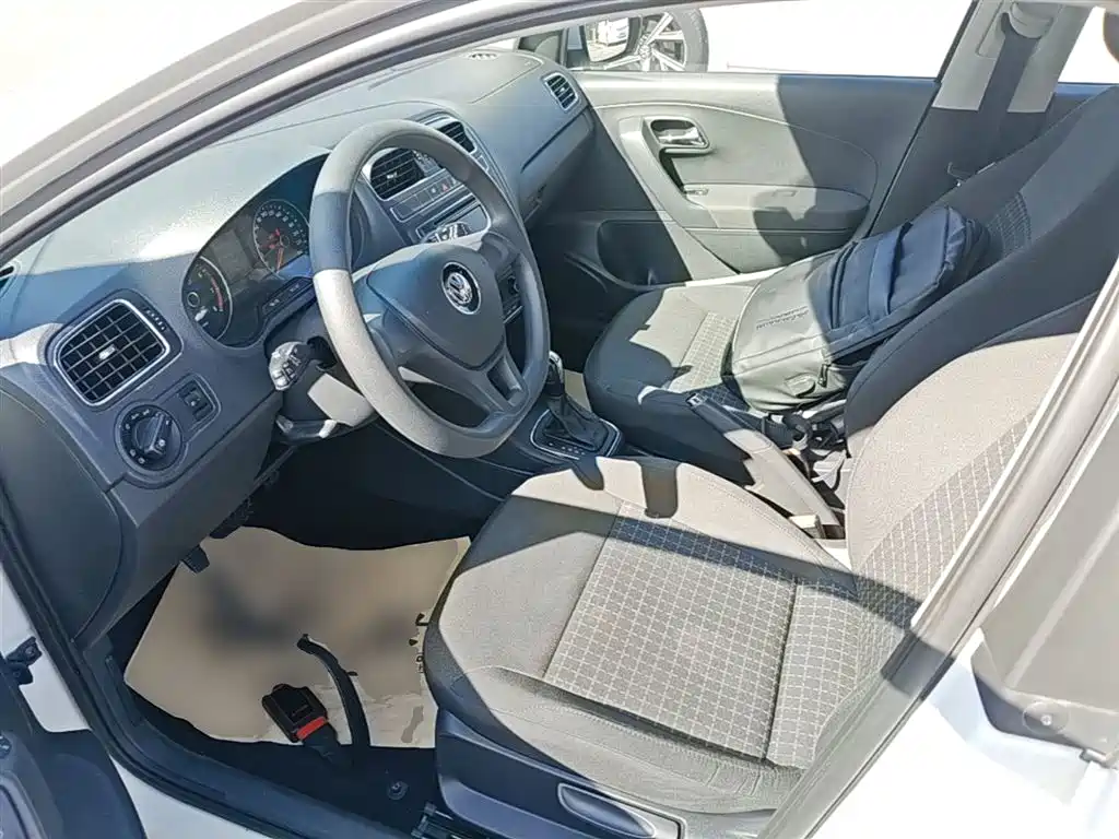 Volkswagen Polo 2014 1.6L Automatic Comfort Edition фото 15