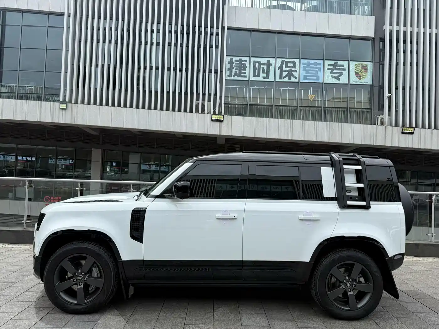 Land Rover Defender 2024 110 3.0T P400 X-DYNAMIC HSE фото 2