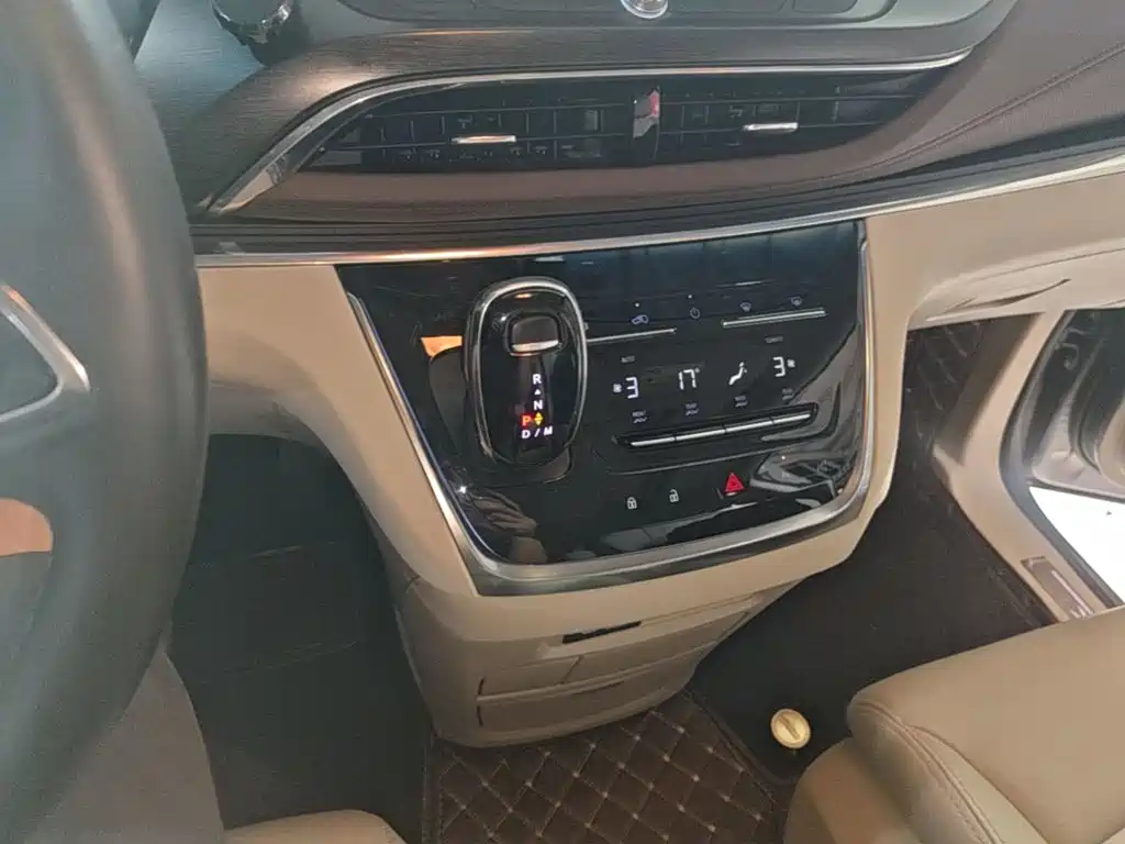 Фото 14 - Buick GL8