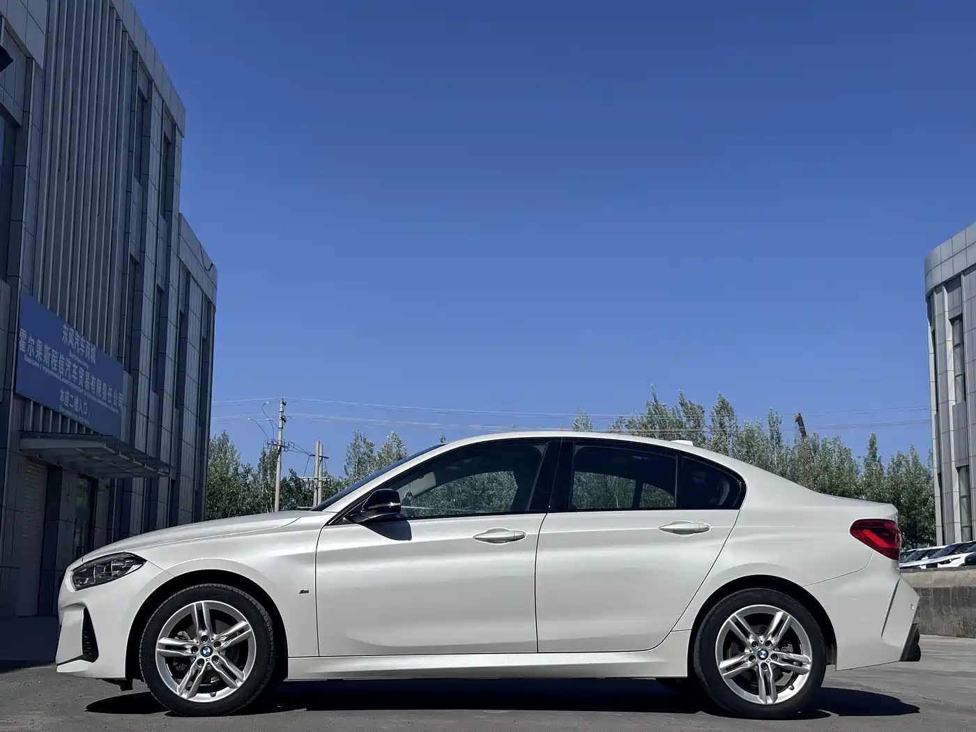 BMW 1 Series 2022 120i M Sport Shadow Edition фото 3