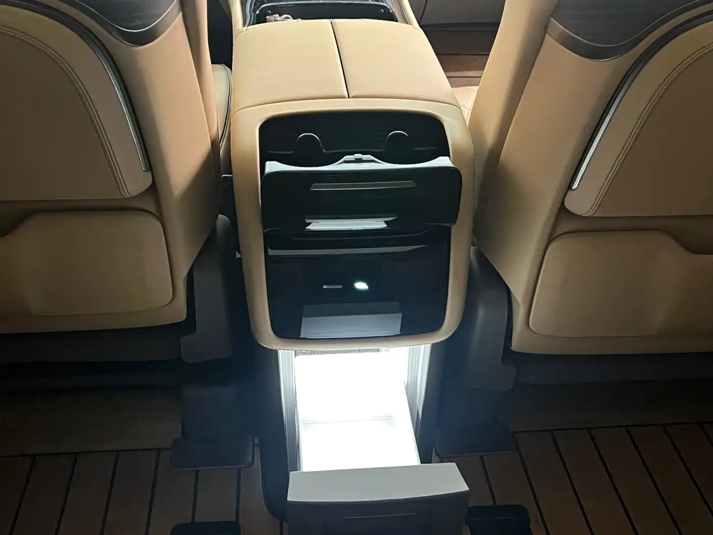 Denza D9 2022 DM-i 970 All-Wheel Drive Honor Edition фото 21