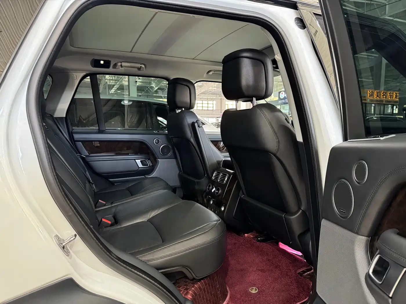 Land Rover Range Rover 2021 3.0 L6 Golden Age Edition фото 13