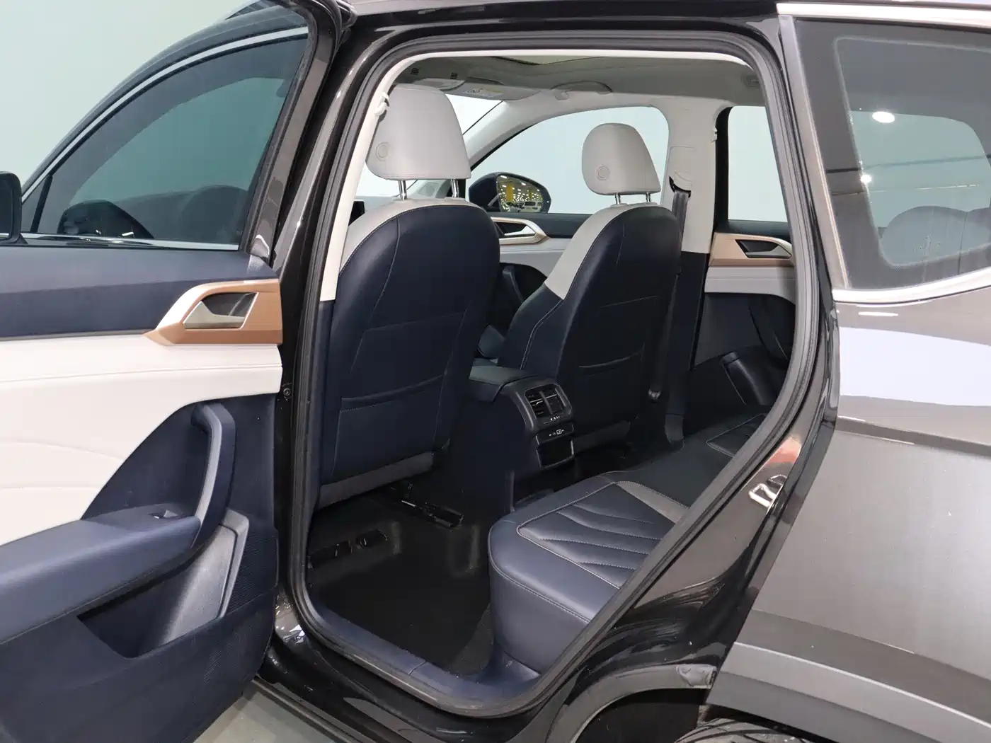 Volkswagen Tharu 2024 300TSI 2WD Moon Premium Edition фото 15