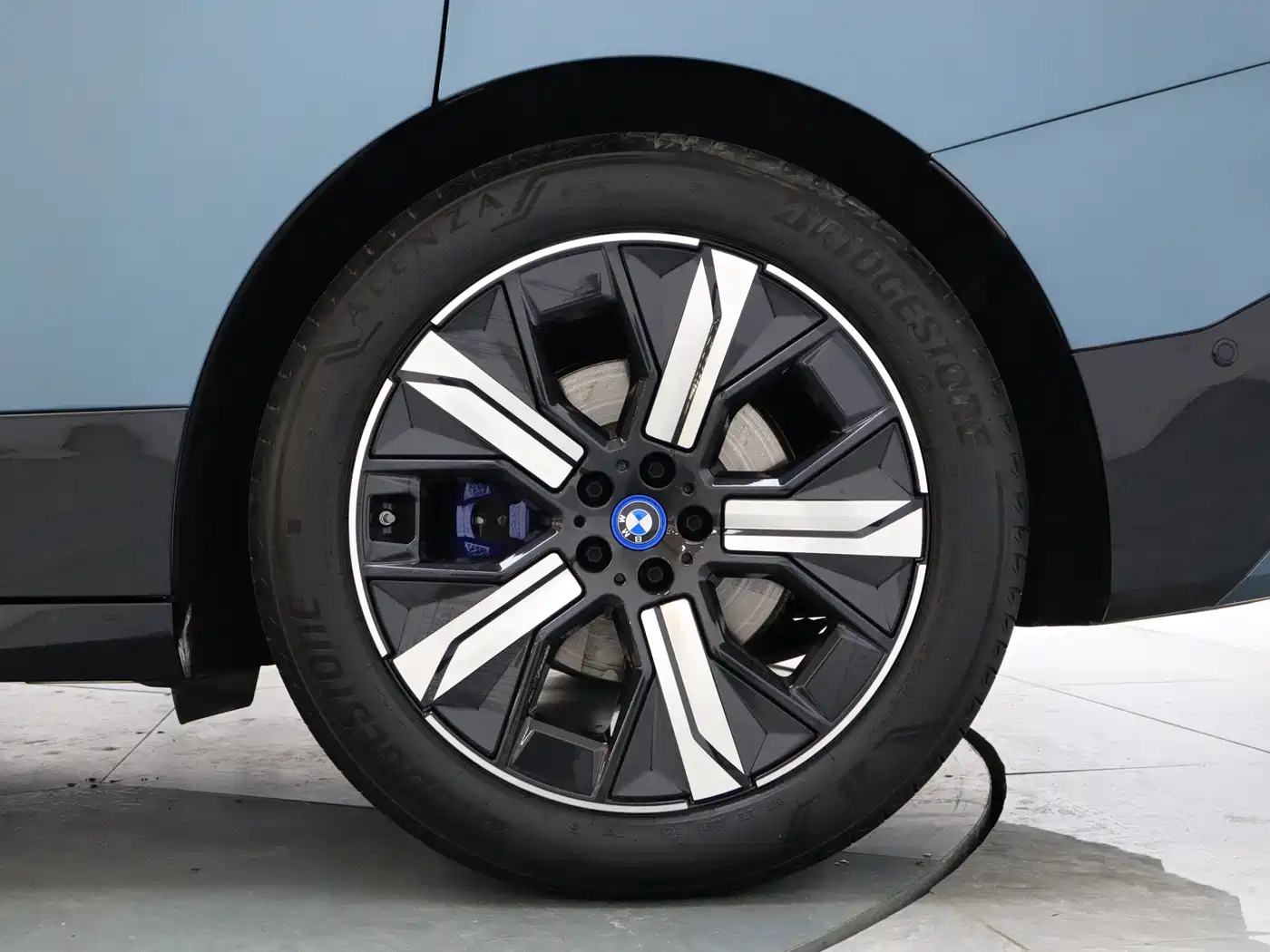 BMW iX 2022 xDrive40 фото 11