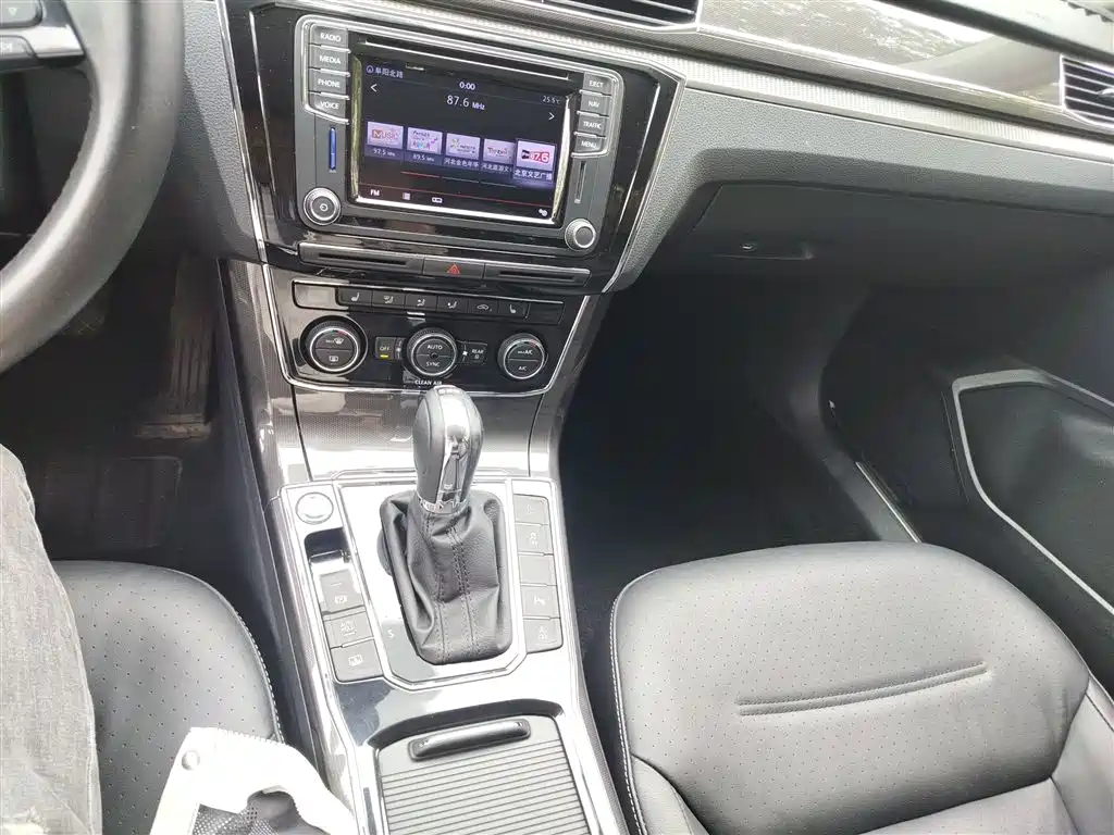 Volkswagen Passat 2016 330TSI DSG Executive Edition фото 10