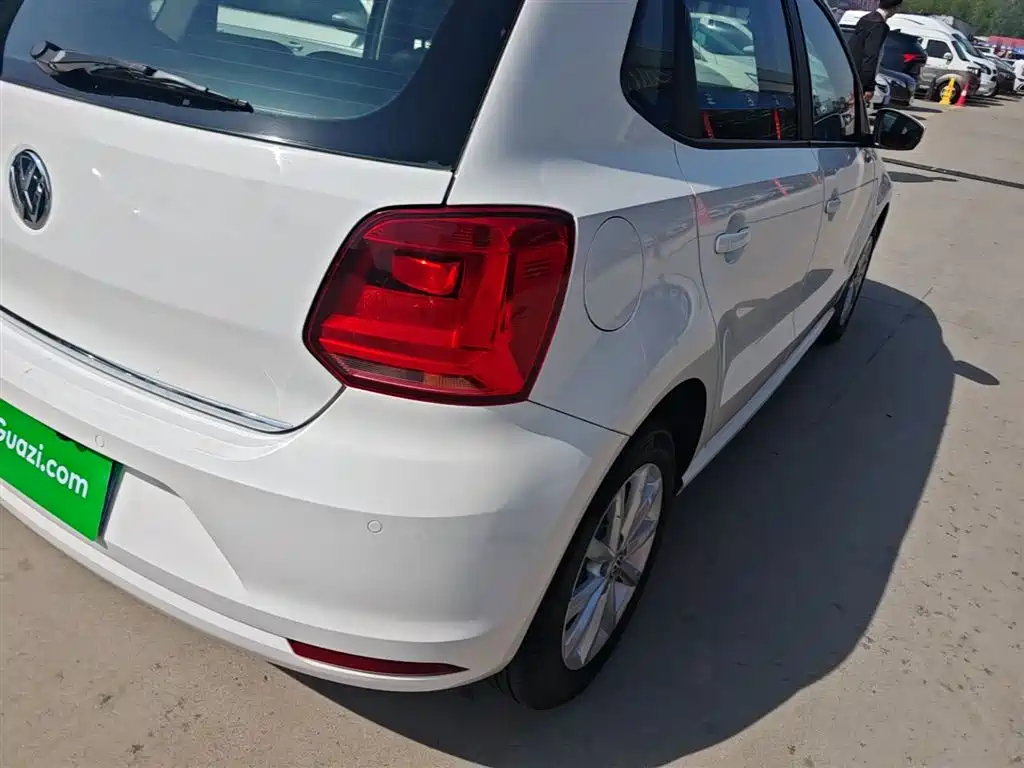 Volkswagen Polo 2014 1.4L Automatic Luxury Edition фото 8