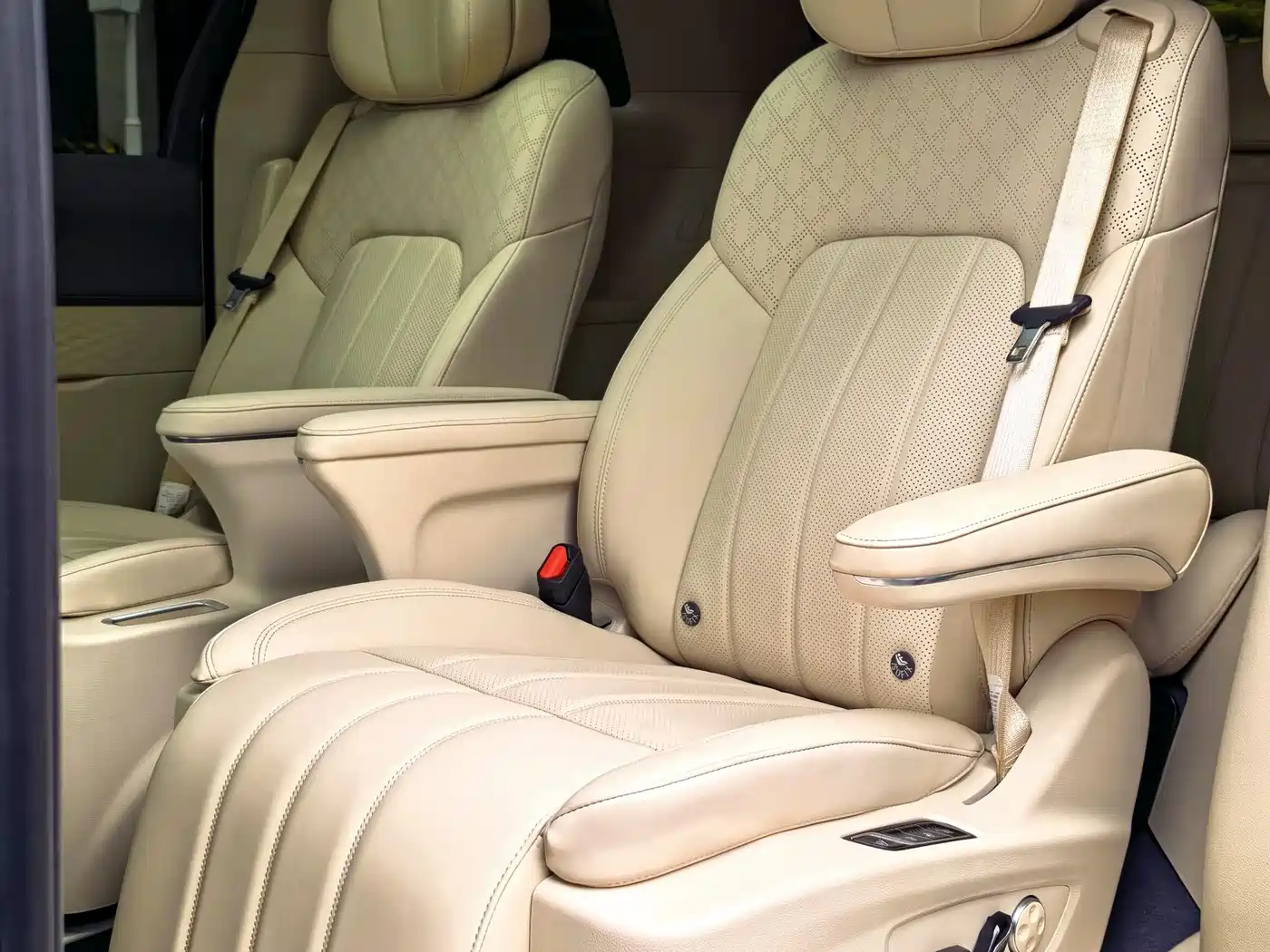 Voyah Auto Voyah Dreamer 2024 PHEV Extended Range Premium Edition фото 36