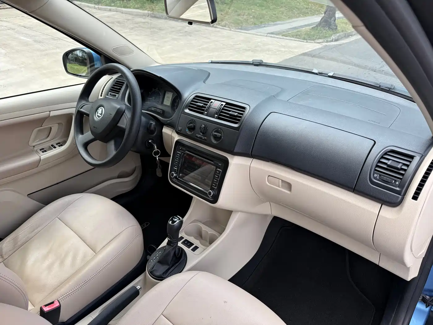 Škoda Fabia 2014 1.4L Automatic Crystal Edition фото 15