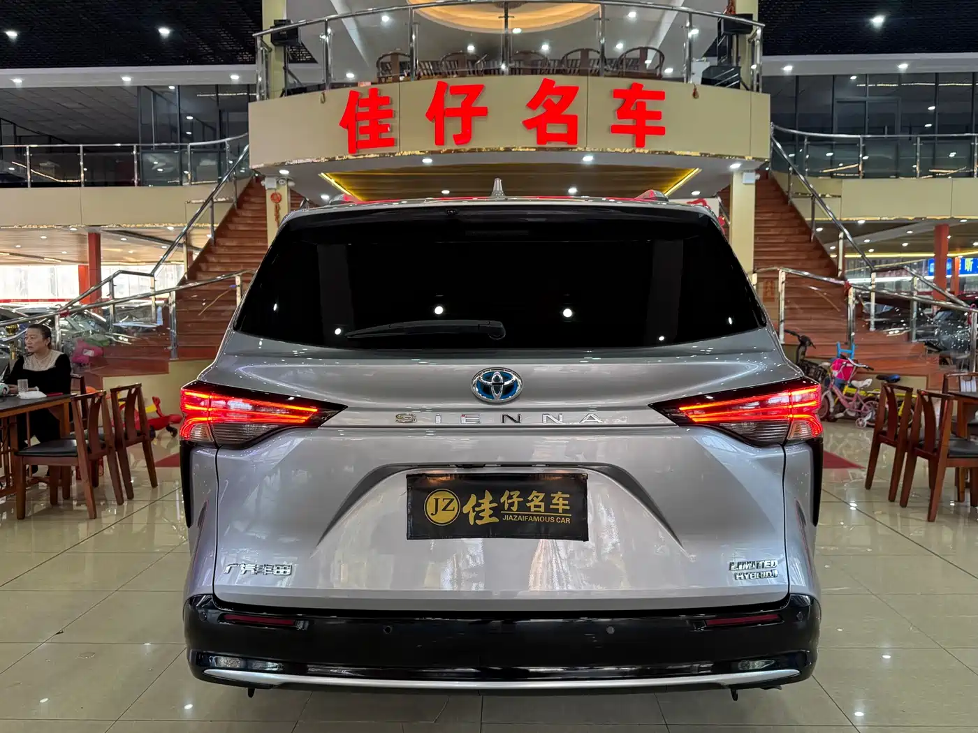 Toyota Sienna 2021 2.5L Hybrid Premium Edition фото 4