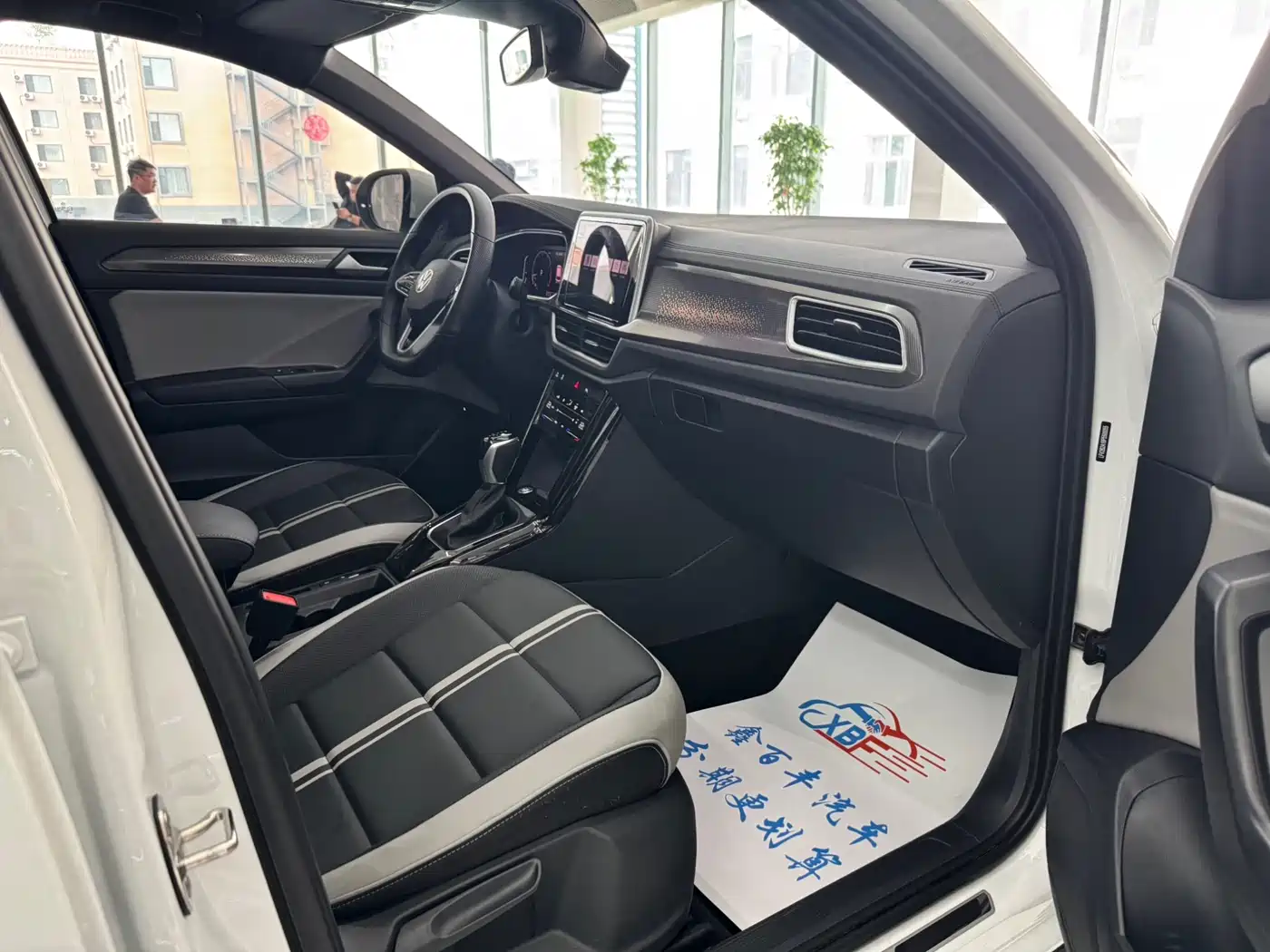 Volkswagen T-ROC 2024 300TSI DSG 2WD Morning Light Edition фото 6