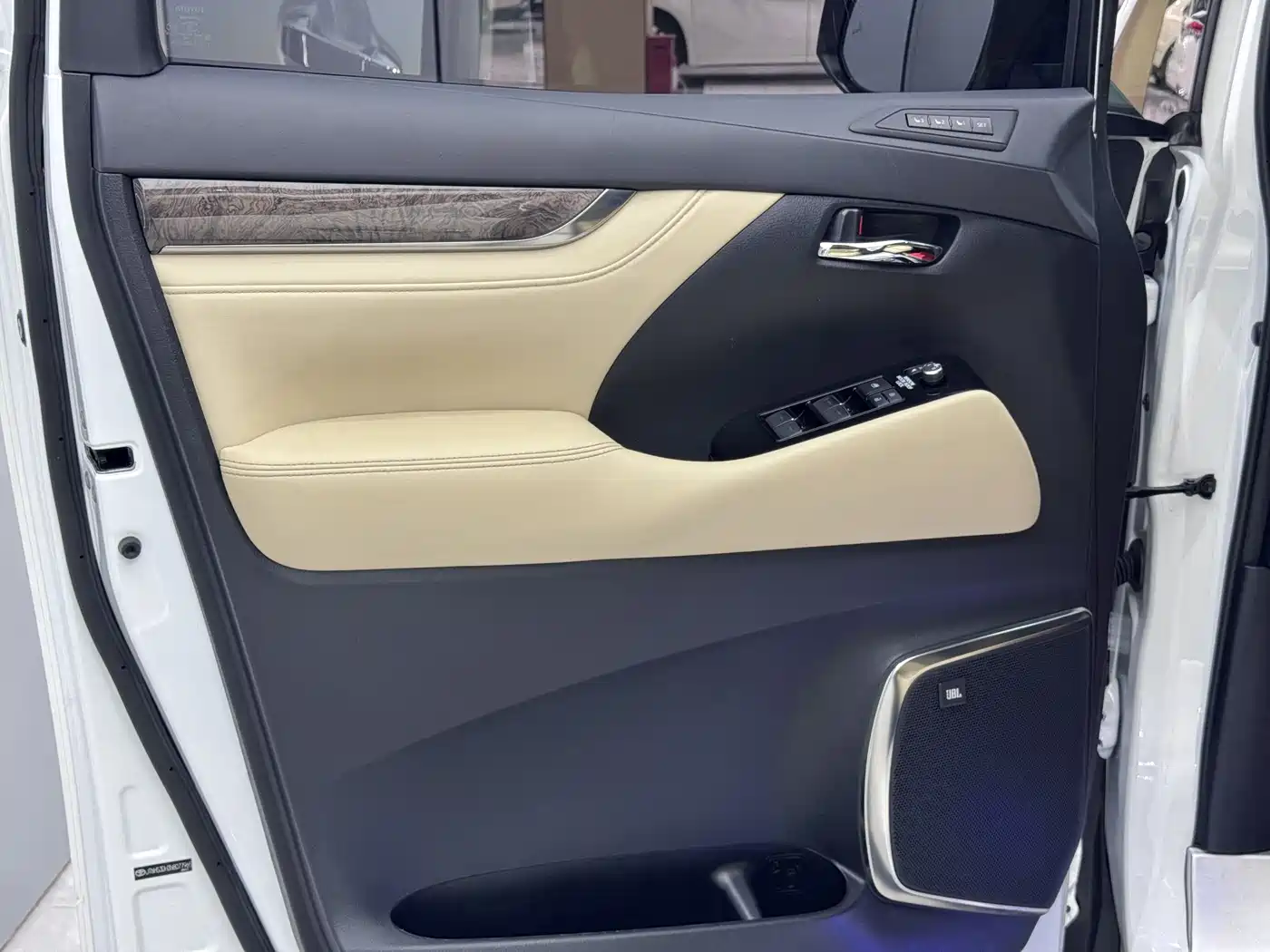 Toyota Alphard 2021 Hybrid 2.5L Premium фото 25