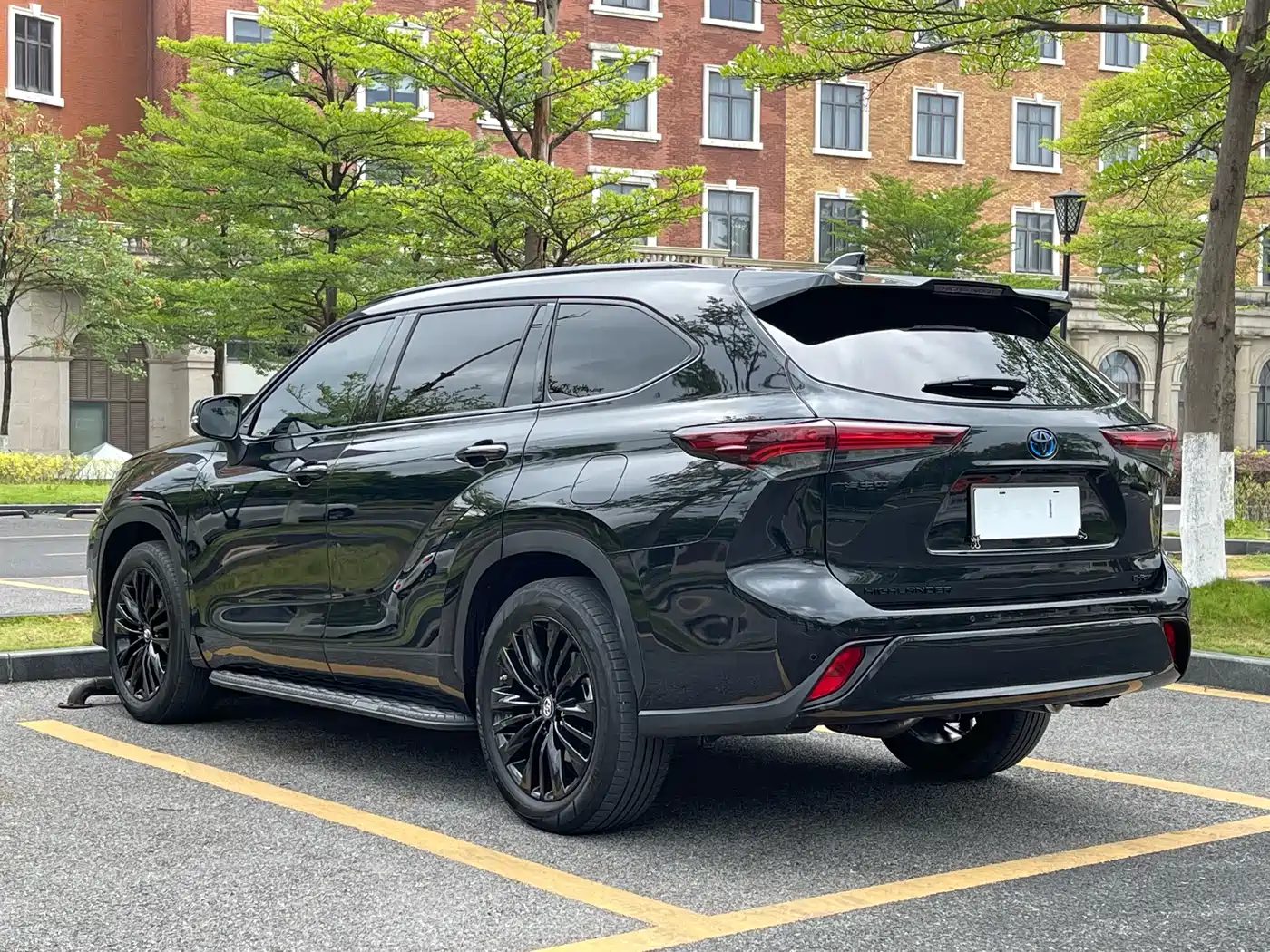 Toyota Highlander 2023 2.5L Smart Hybrid AWD Knight Edition 7-Seater фото 6