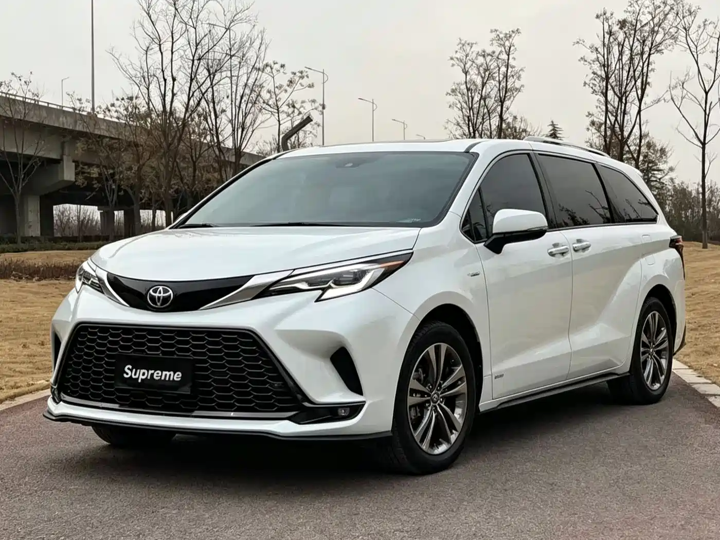 Toyota Granvia 2024 2.5L Hybrid Premium PLUS 4WD Edition