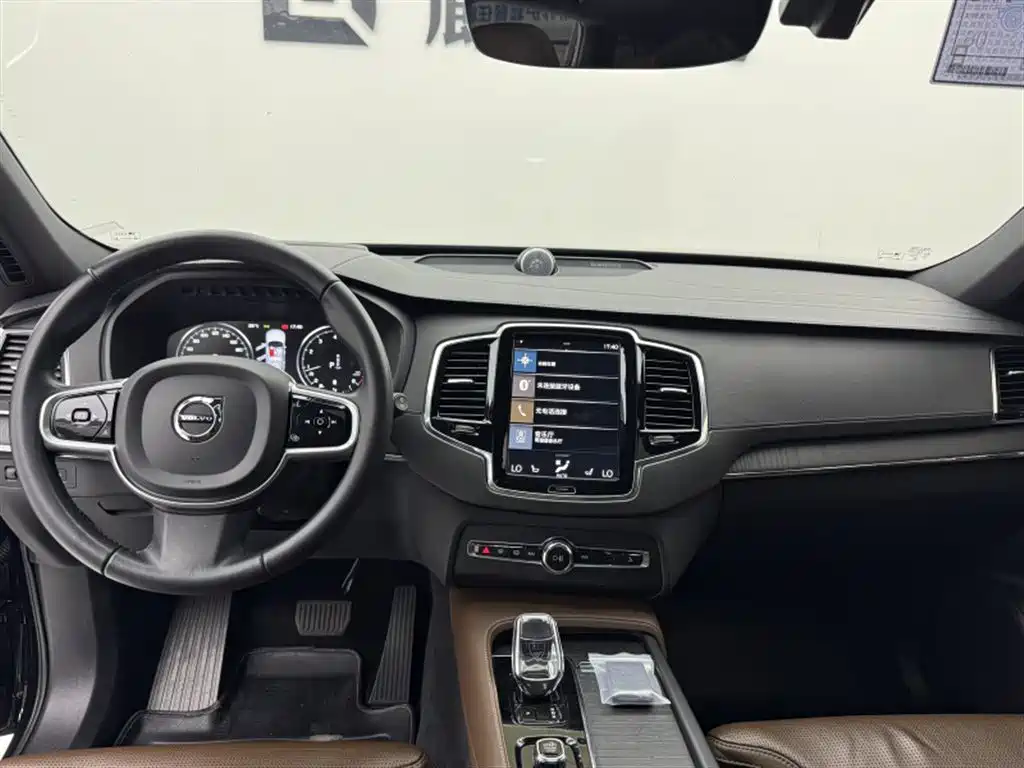 Фото 9 - Volvo XC90