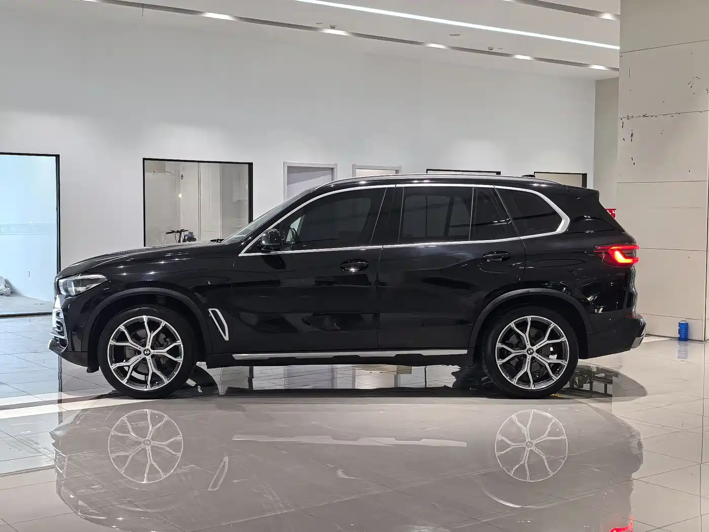 BMW X5 (Import) 2019 xDrive40i Exclusive M Sport Package фото 2