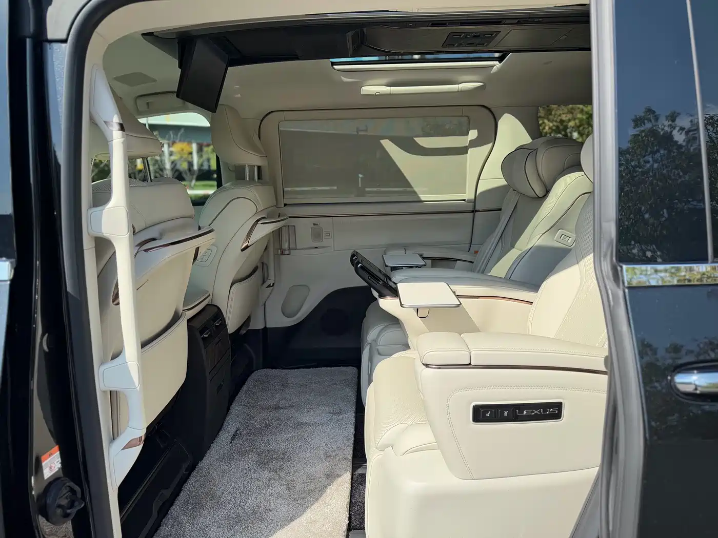 Lexus LM 2023 500h 6-Seater Prestige Edition фото 23