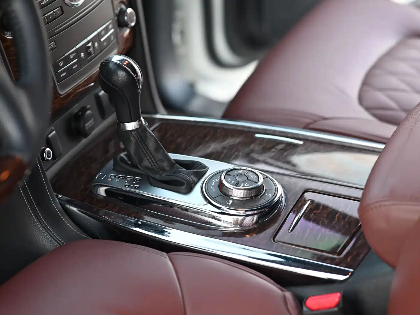 Nissan Patrol 2018 4.0L Leadership фото 10