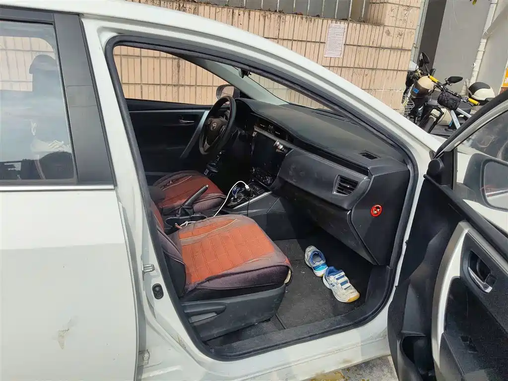 Toyota Corolla 2016 Hybrid 1.8L E-CVT Leading Edition фото 20