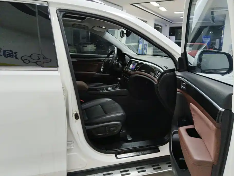 GAC Trumpchi Trumpchi GS8 2017 2017 320T 2WD Luxury Smart Connect (7-seater)