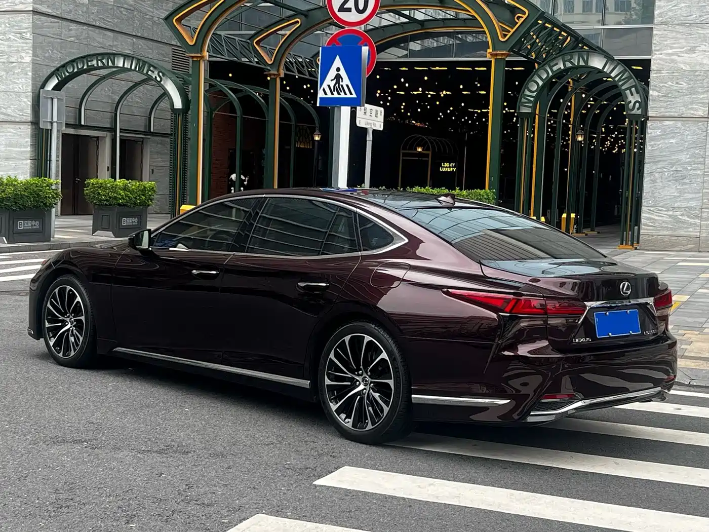 Lexus LS 2021 500h Executive Edition фото 15