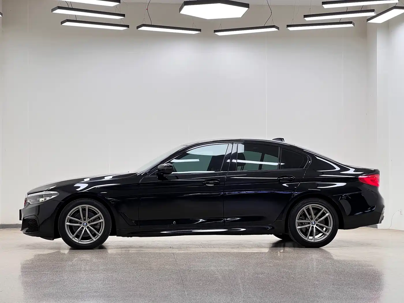 BMW 5 Series (Import) 2020 Model 525i M Sport Package фото 4