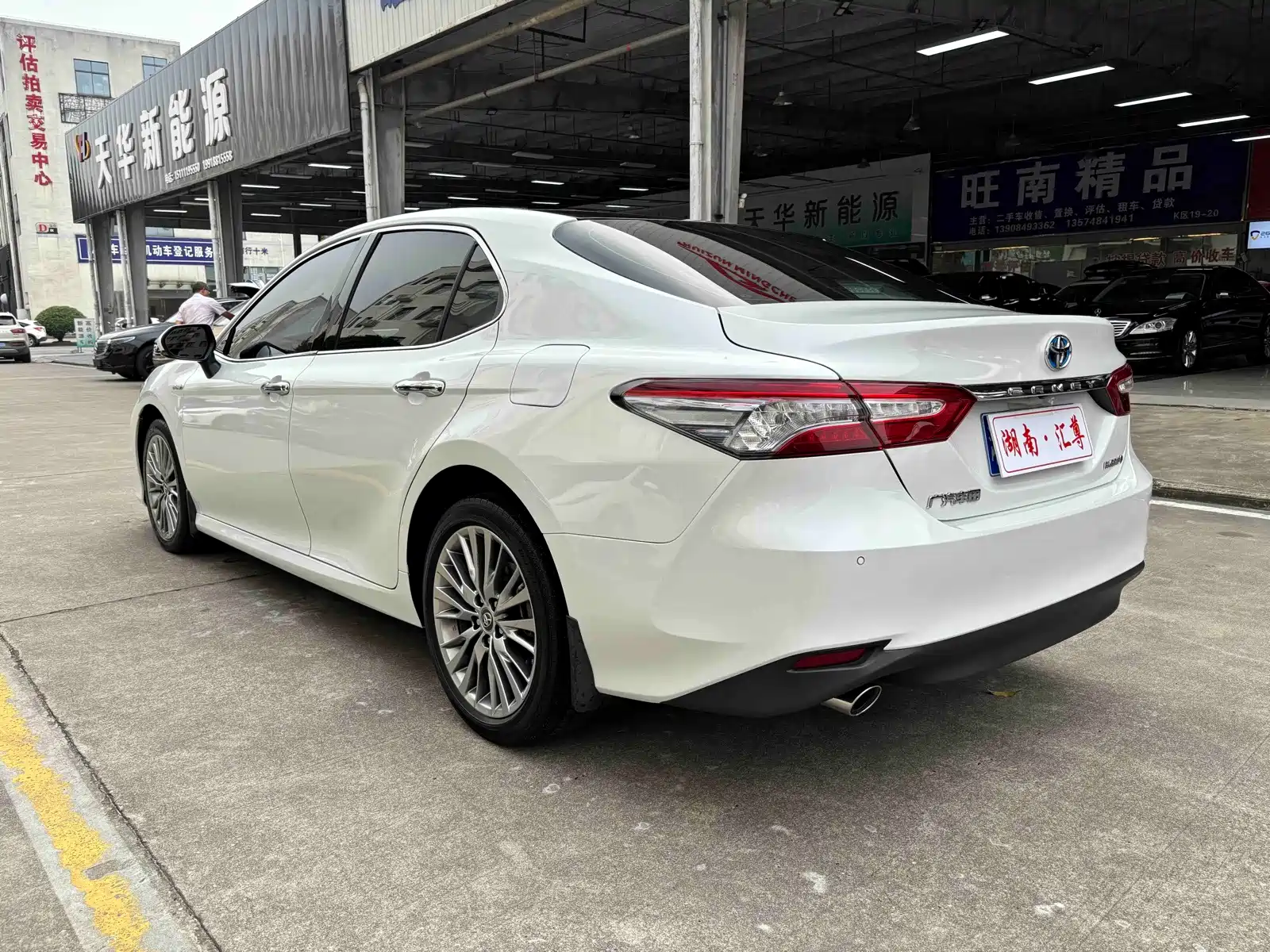 Фото 16 - Toyota Camry