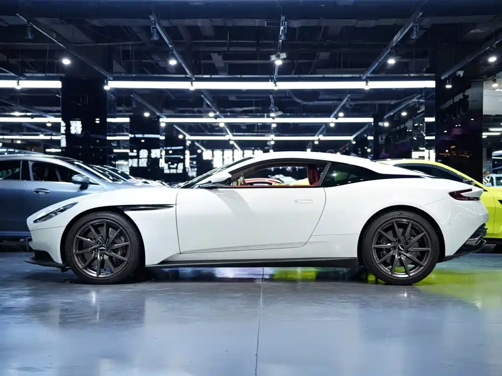Фото 14 - Aston Martin DB11