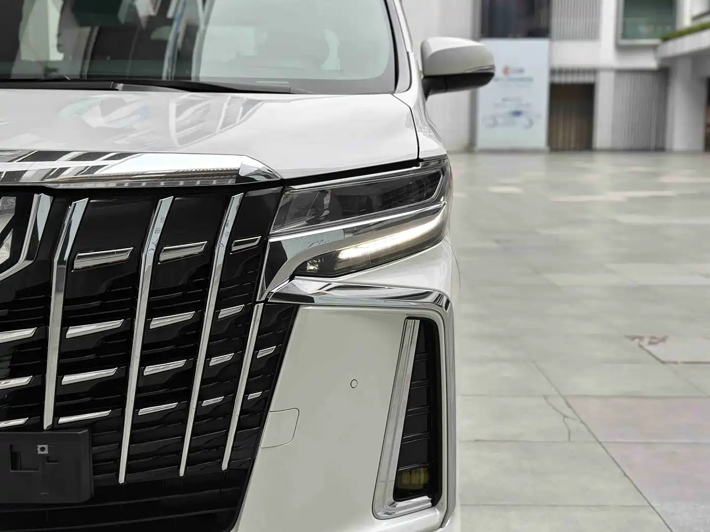 Toyota Alphard 2015 3.5L Premium Edition фото 32