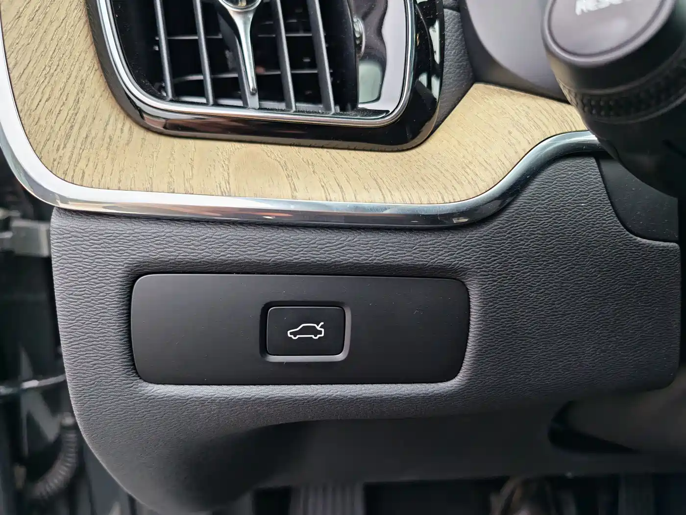 Volvo XC60 2026 B5 AWD Zhiyuan Sport Edition фото 34