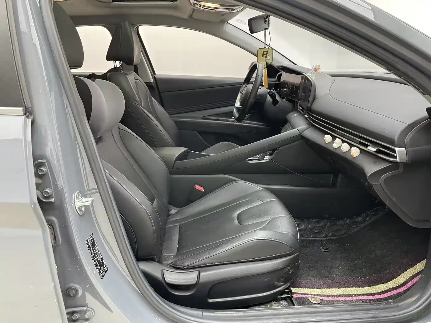Hyundai Elantra 2021 1.5L CVT LUX Premium Edition фото 16