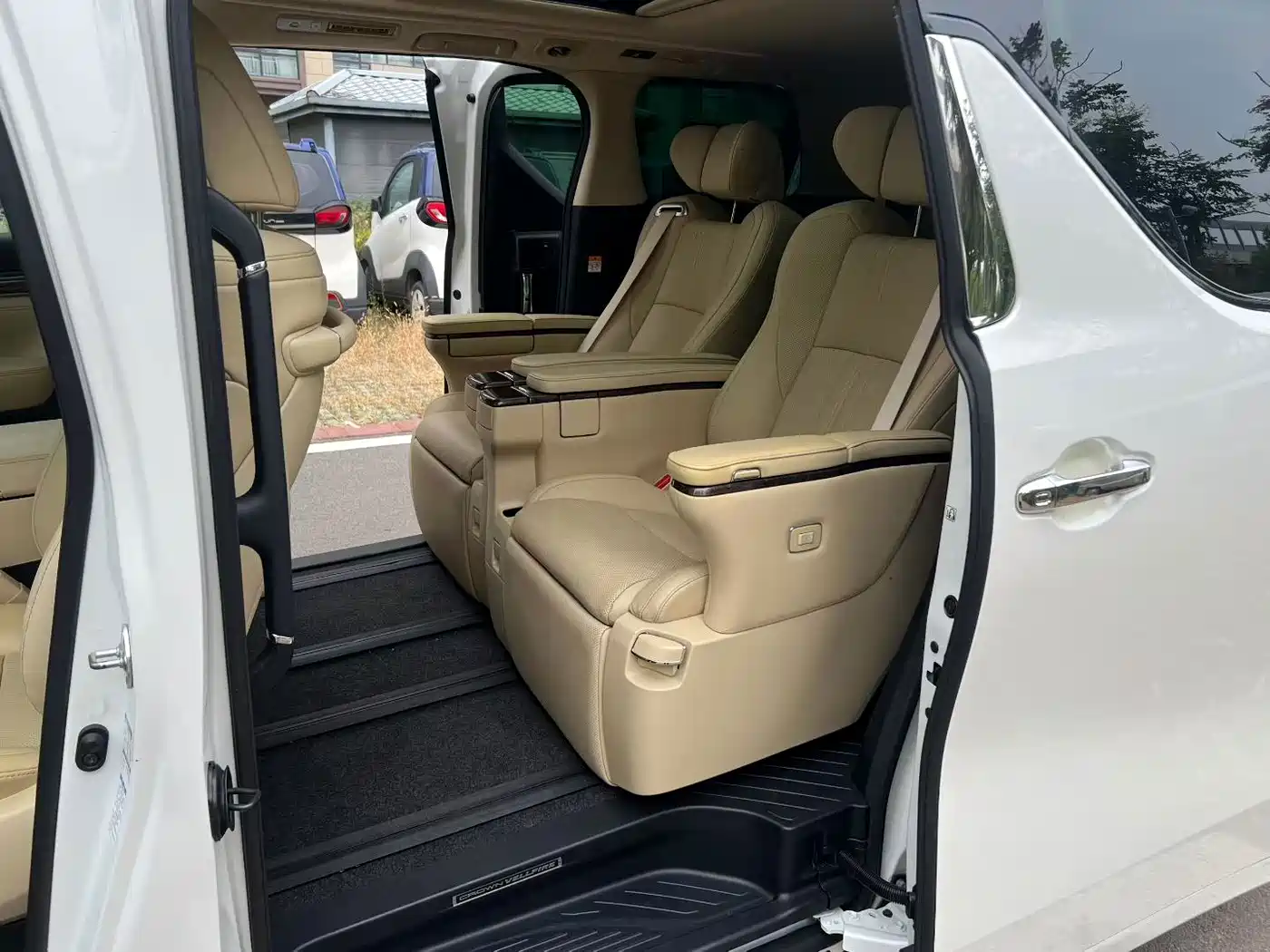 Toyota Vellfire 2022 2021 Crown Hybrid 2.5L HV Premium Edition