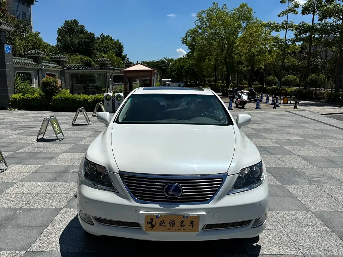 Фото 2 - Lexus LS