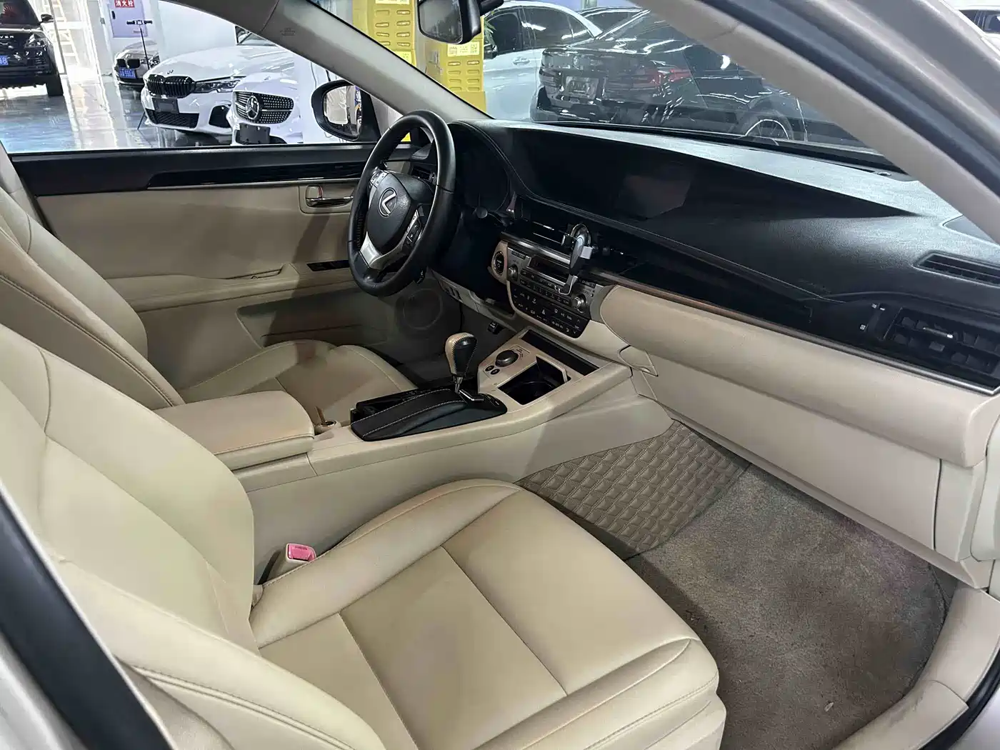 Lexus ES 2014 300h Elite Edition фото 8