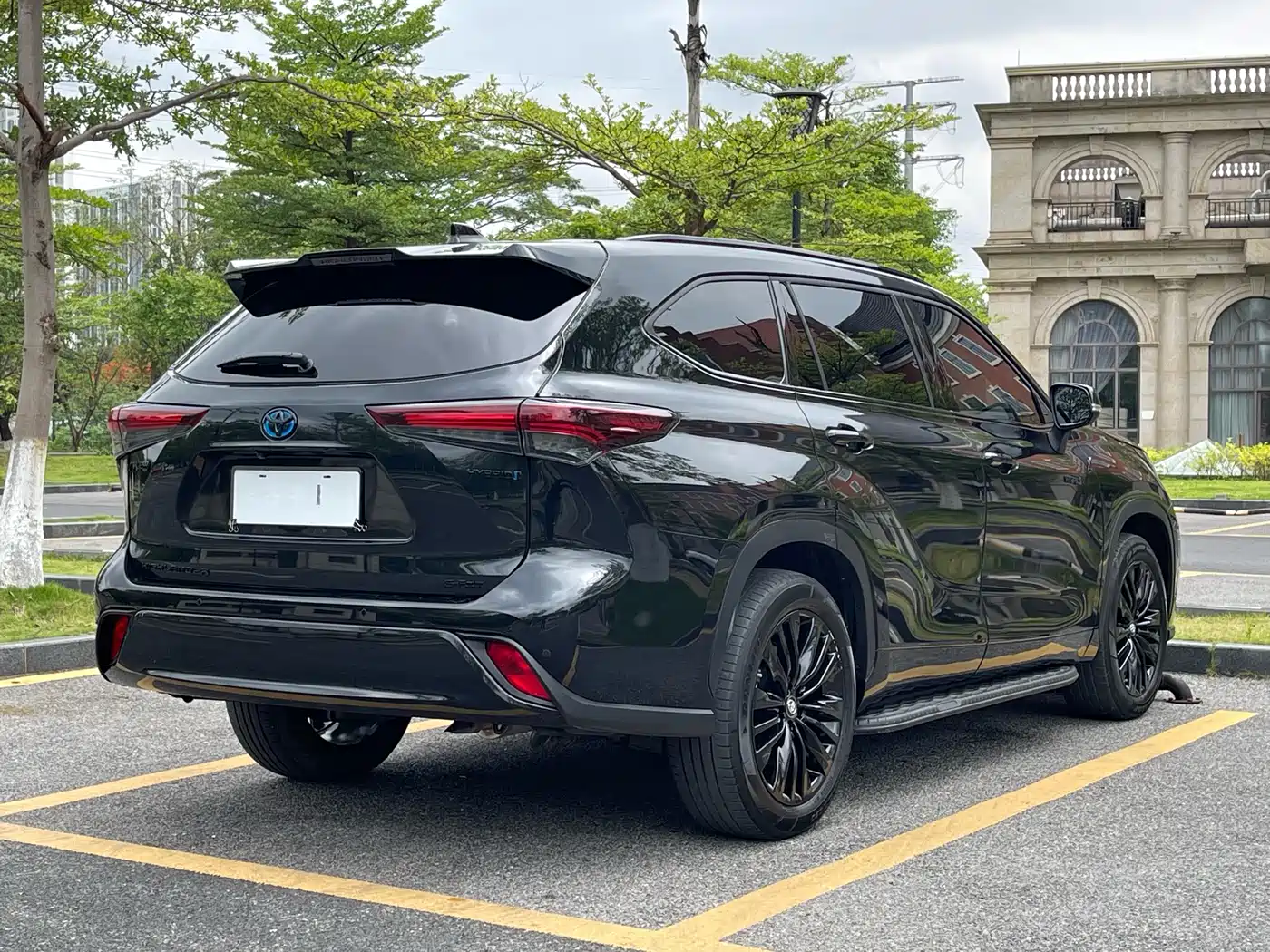 Toyota Highlander 2023 2.5L Smart Hybrid AWD Knight Edition 7-Seater фото 4