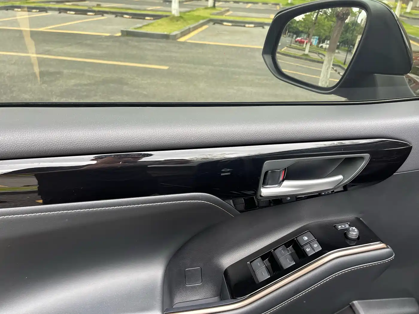 Toyota Highlander 2023 2.5L Smart Hybrid AWD Knight Edition 7-Seater фото 22