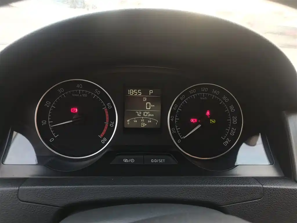 Škoda Skoda Rapid Spaceback 2014 1.6L Automatic Joy Edition фото 12