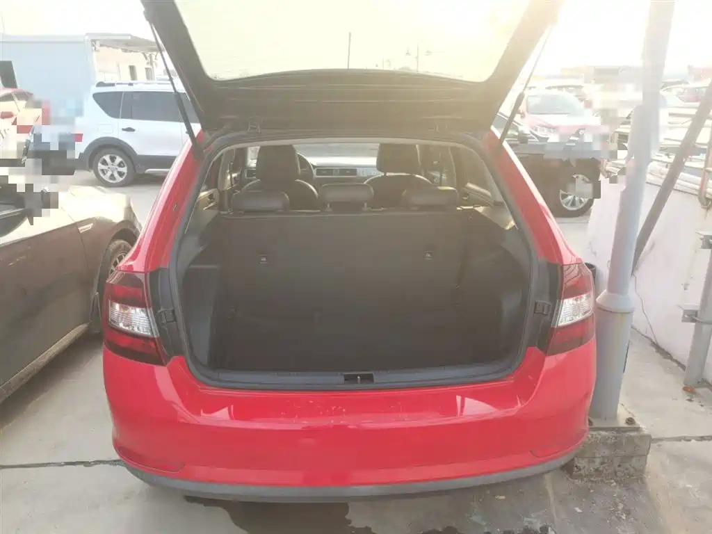Škoda Skoda Rapid Spaceback 2014 1.6L Automatic Joy Edition фото 19