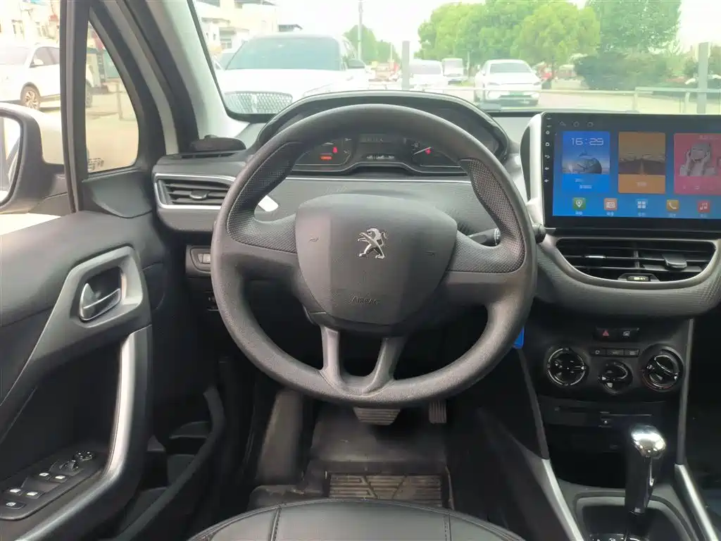 Peugeot 2008 2014 1.6L Automatic Trend Edition фото 11